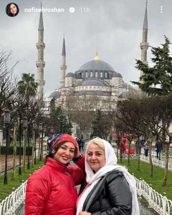 نفیسه روشن با مادرش در ترکیه